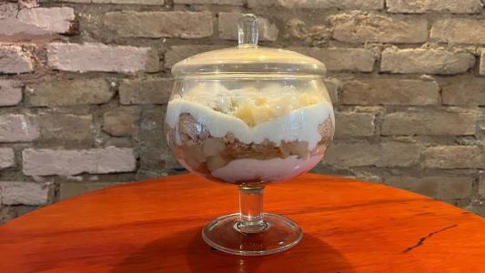 Pavê de abacaxi com coco e biscoito de champanhe da chef Andréia Cintra