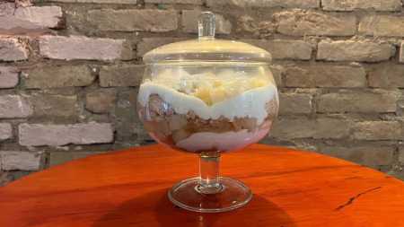 Pavê de abacaxi com coco e biscoito de champanhe da chef Andréia Cintra