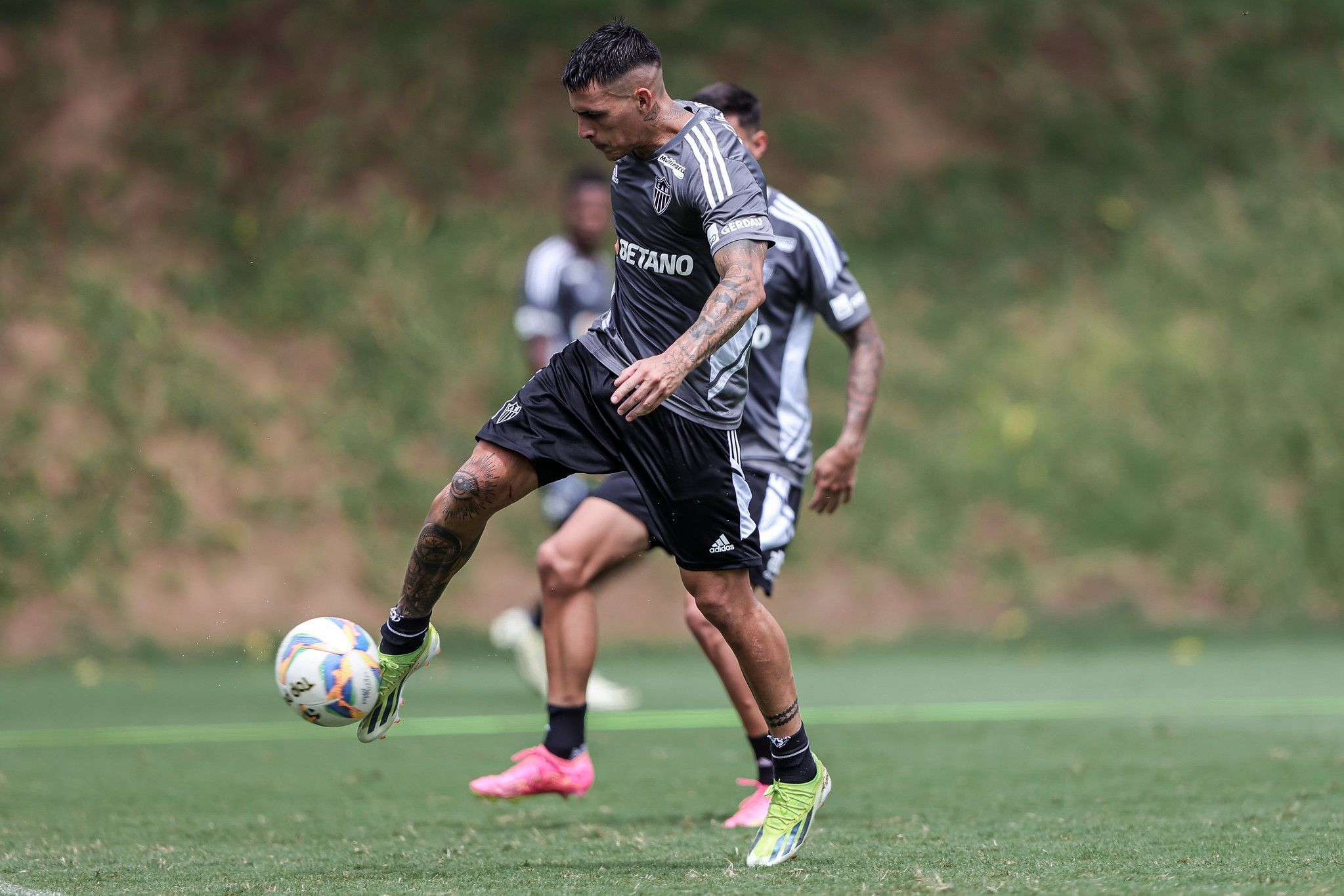 Atlético recebe proposta do Grêmio por Pavón; diretoria analisa valores