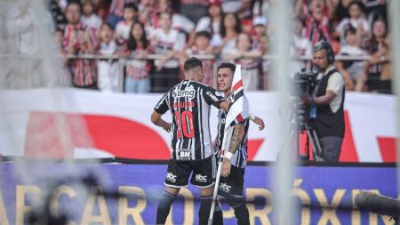 Pavón chutou a bandeirinha de escanteio e acabou advertido com cartão amarelo