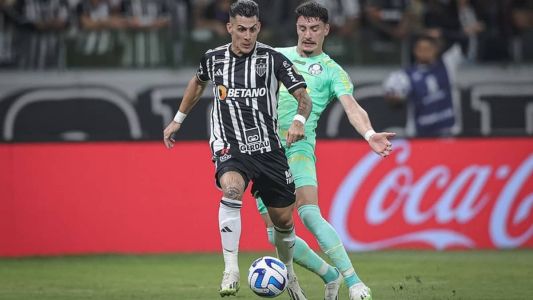 Pavón, do Atlético, é marcado por Piquerez, do Palmeiras, em jogo no Mineirão