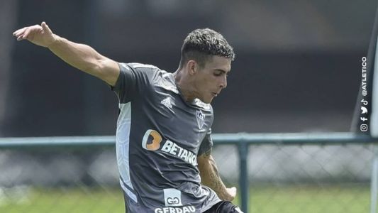 Pavón treinou com bola na Cidade do Galo