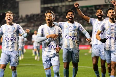 Jogadores do Paysandu comemoram gol marcado sobre o Coritiba