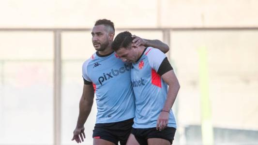 Payet comemora gol em jogo-treino do Vasco, ao lado de Sebastian