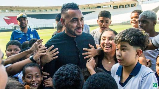 Payet encontrou crianças da comunidade próxima à São Januário
