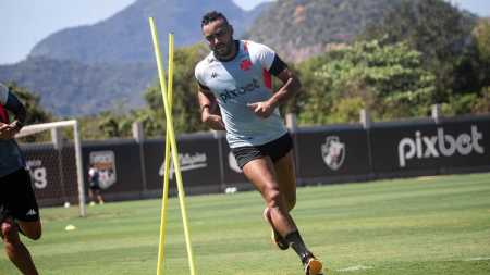 Payet fará sua estreia como titular pelo Vasco
