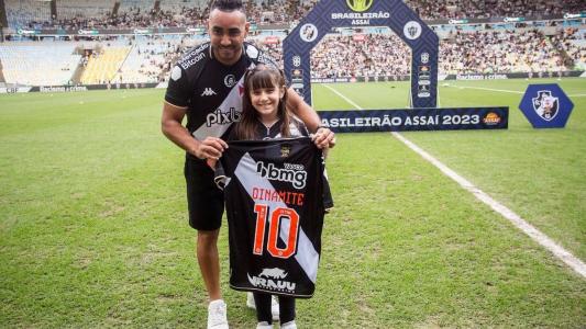 Payet recebe a camisa 10 com nome de Roberto Dinamite
