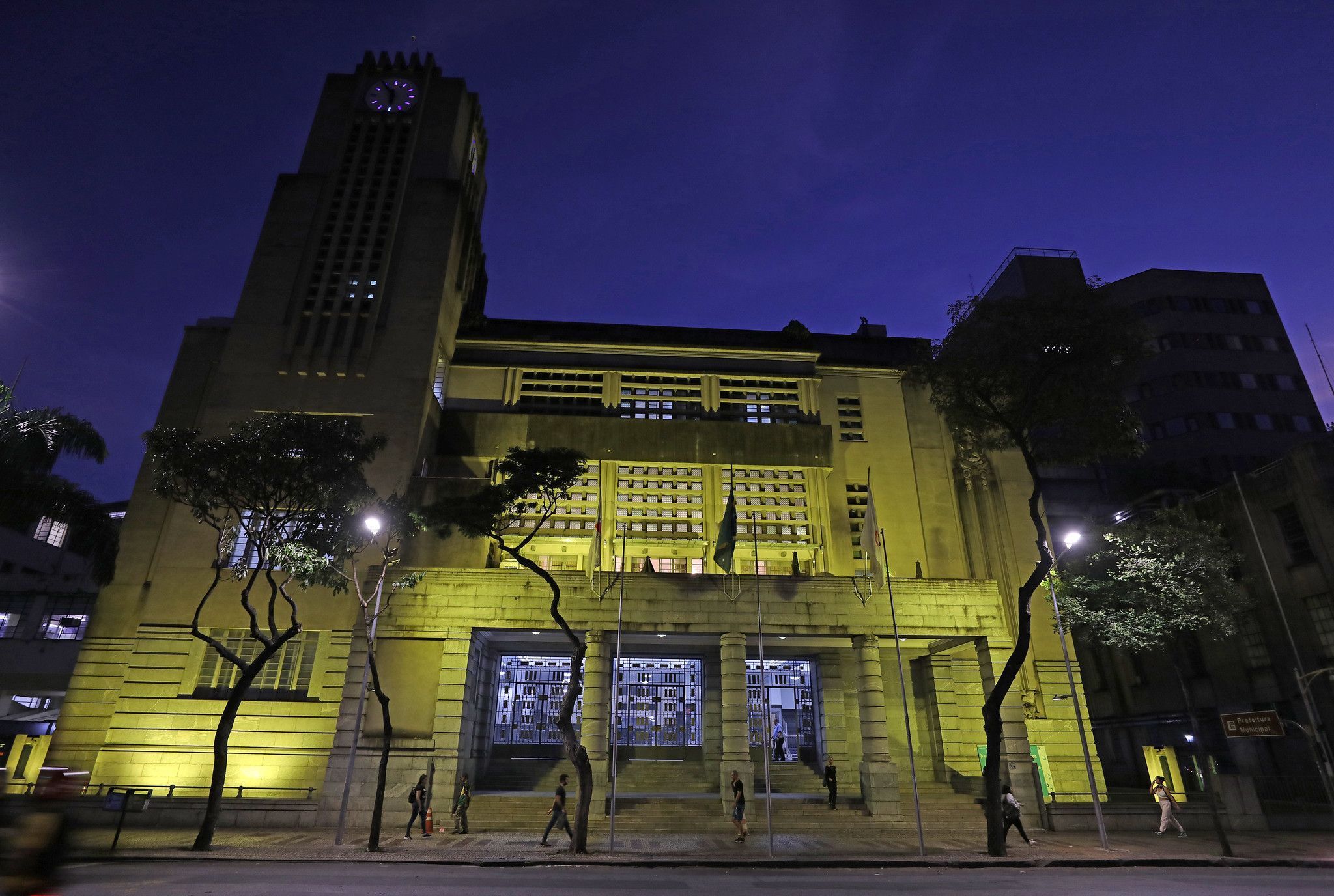 Prefeitura de BH paga primeira parcela do 13º salário a servidores nesta sexta (18)