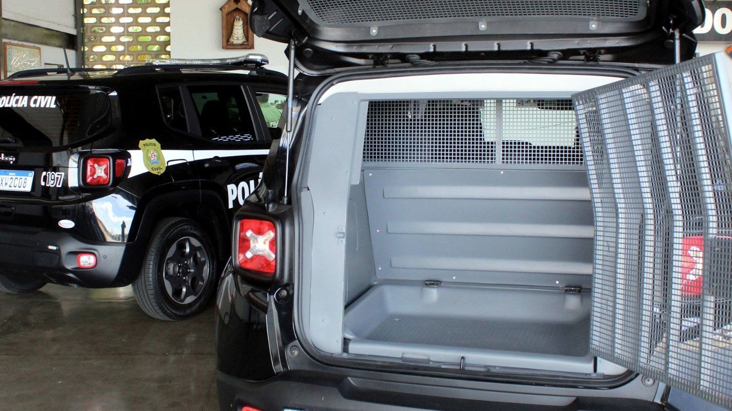 Suspeita de aplicar golpe do silicone e da lipo deixa delegacia de Uber e debocha: 'Brasil é isso'