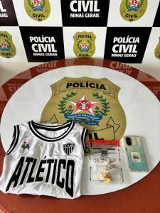 Os policiais apreenderam uma substância semelhante a crack fracionada e pronta para comercialização
