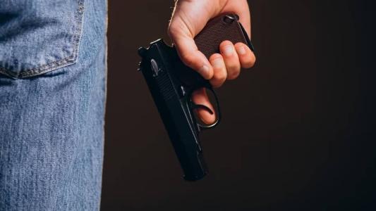 PCMG e PMMG prendem suspeito de roubo contra família