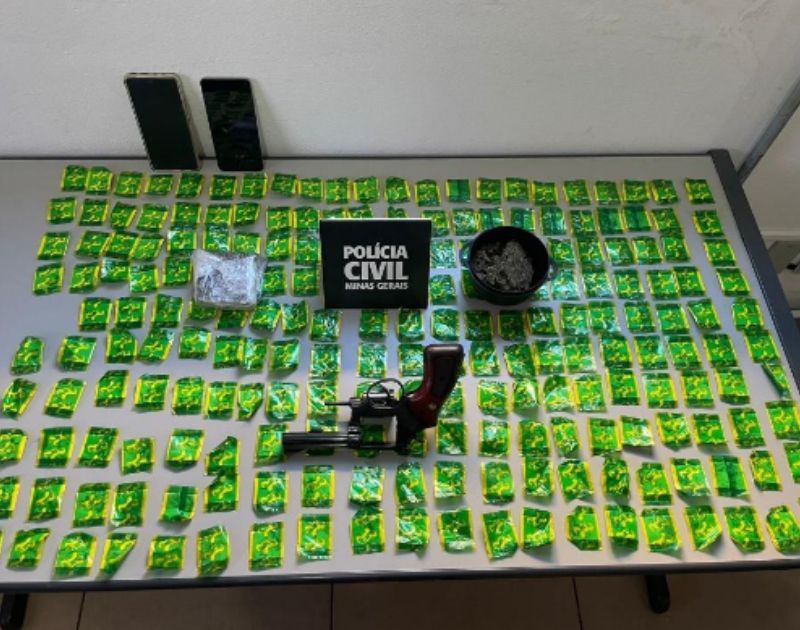 Cocaína, maconha e arma de fogo são apreendidos e 5 suspeitos são presos em operação da PCMG  no Triângulo Mineiro