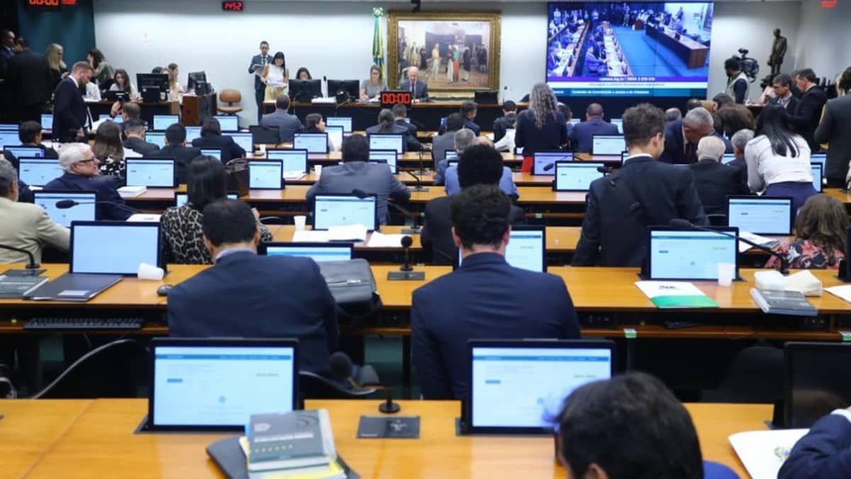PEC que anistia partidos por problemas em prestação de contas é aprovada em comissão na Câmara