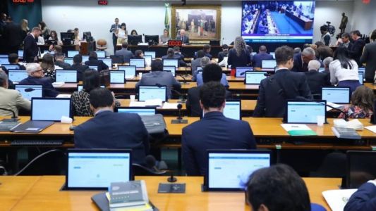 PEC da Anistia é aprovada na Comissão de Constituição e Justiça da Câmara