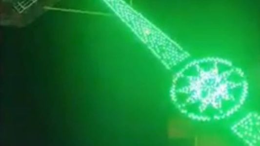 Peça de brinquedo despenca e fere duas pessoas