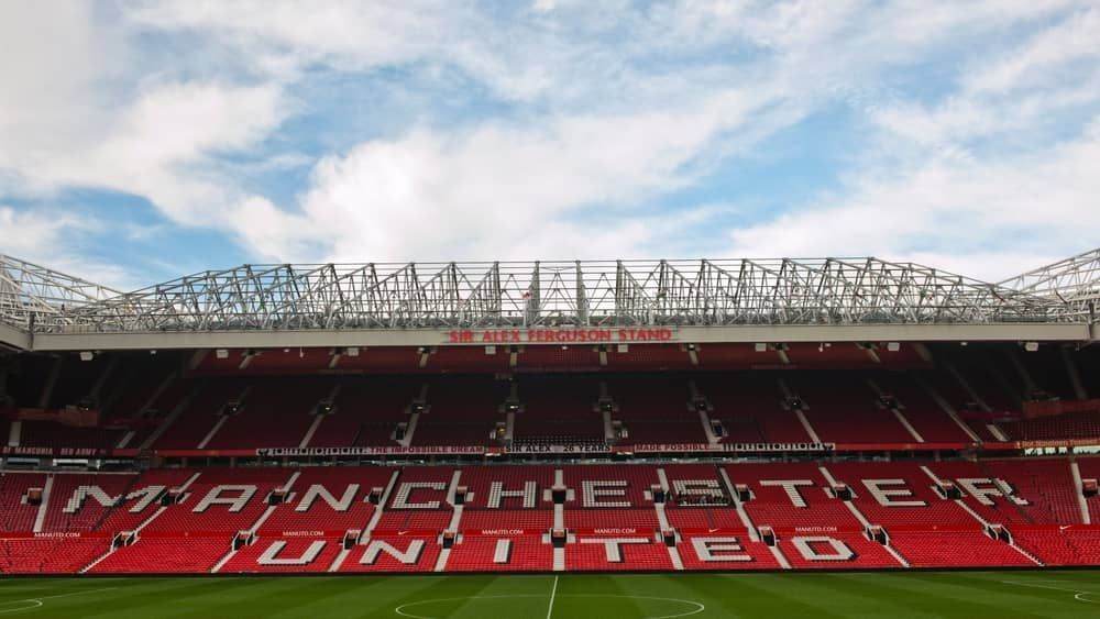 Pedaços de concreto caem de teto de estádio do United e atingem torcedores