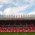 Pedaços de concreto caem de teto de estádio do United e atingem torcedores