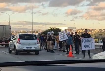 Vídeo: protesto contra pedágio fecha pista da MG-10 na véspera do Carnaval