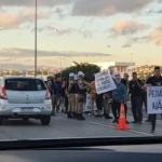Vídeo: protesto contra pedágio fecha pista da MG-10 na véspera do Carnaval