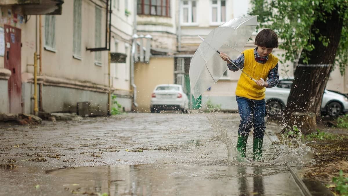 Tomar banho de chuva pode causar gripe ou resfriado? Saiba o que dizem os especialistas