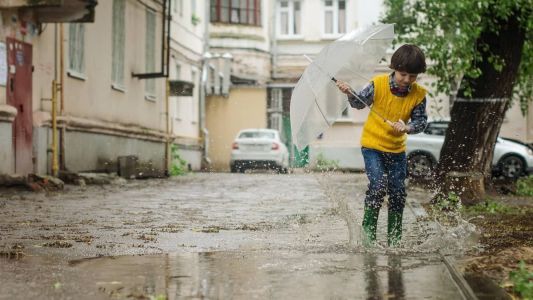 Pediatra explica se banho de chuva pode causar gripe ou resfriado em crianças