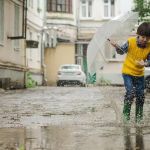 Tomar banho de chuva pode causar gripe ou resfriado? Saiba o que dizem os especialistas