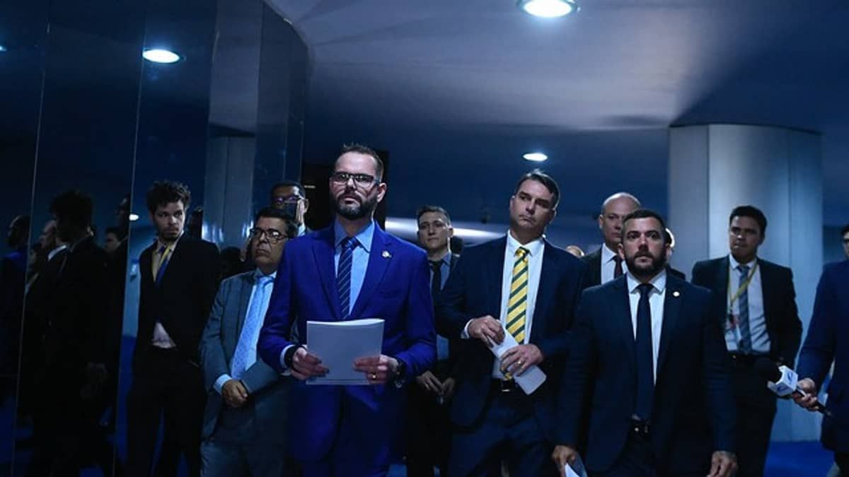 Saiba quem são os senadores que assinam o pedido de impeachment do ministro Luís Roberto Barroso