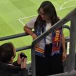 Narradora da Globo é pedida em casamento antes de clássico no Santiago Bernabéu