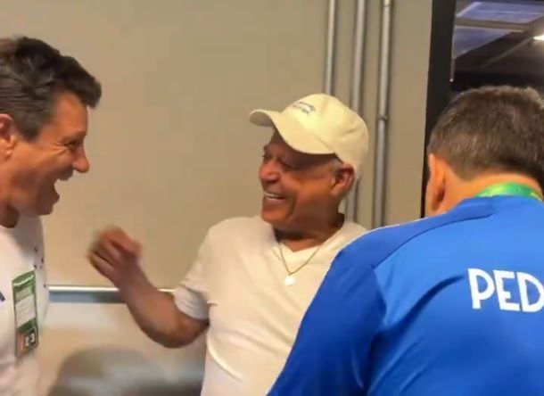 Ao lado de Adilson, Pedrinho presenteia ídolo do Cruzeiro em jogo no Mineirão