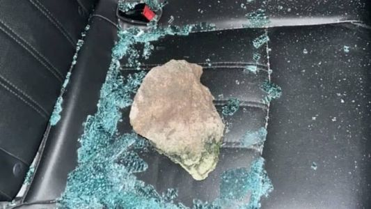 Pedra atirada no carro do atacante Thonny Anderson