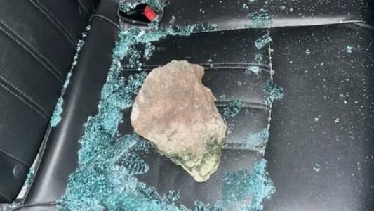 Pedra atirada no carro do atacante Thonny Anderson