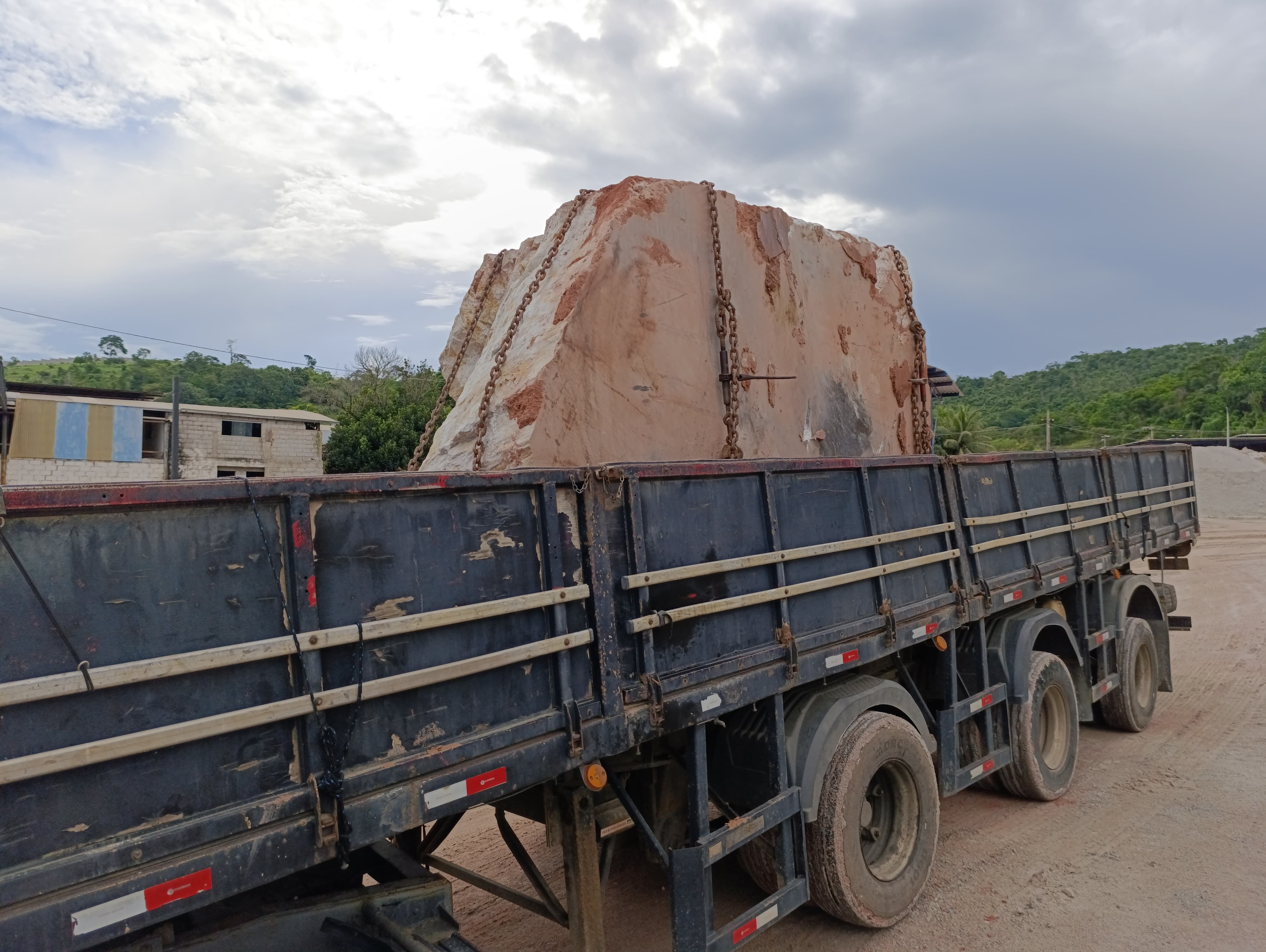 PRF retira pedra de granito da pista da BR-116 após acidente trágico em Teófilo Otoni