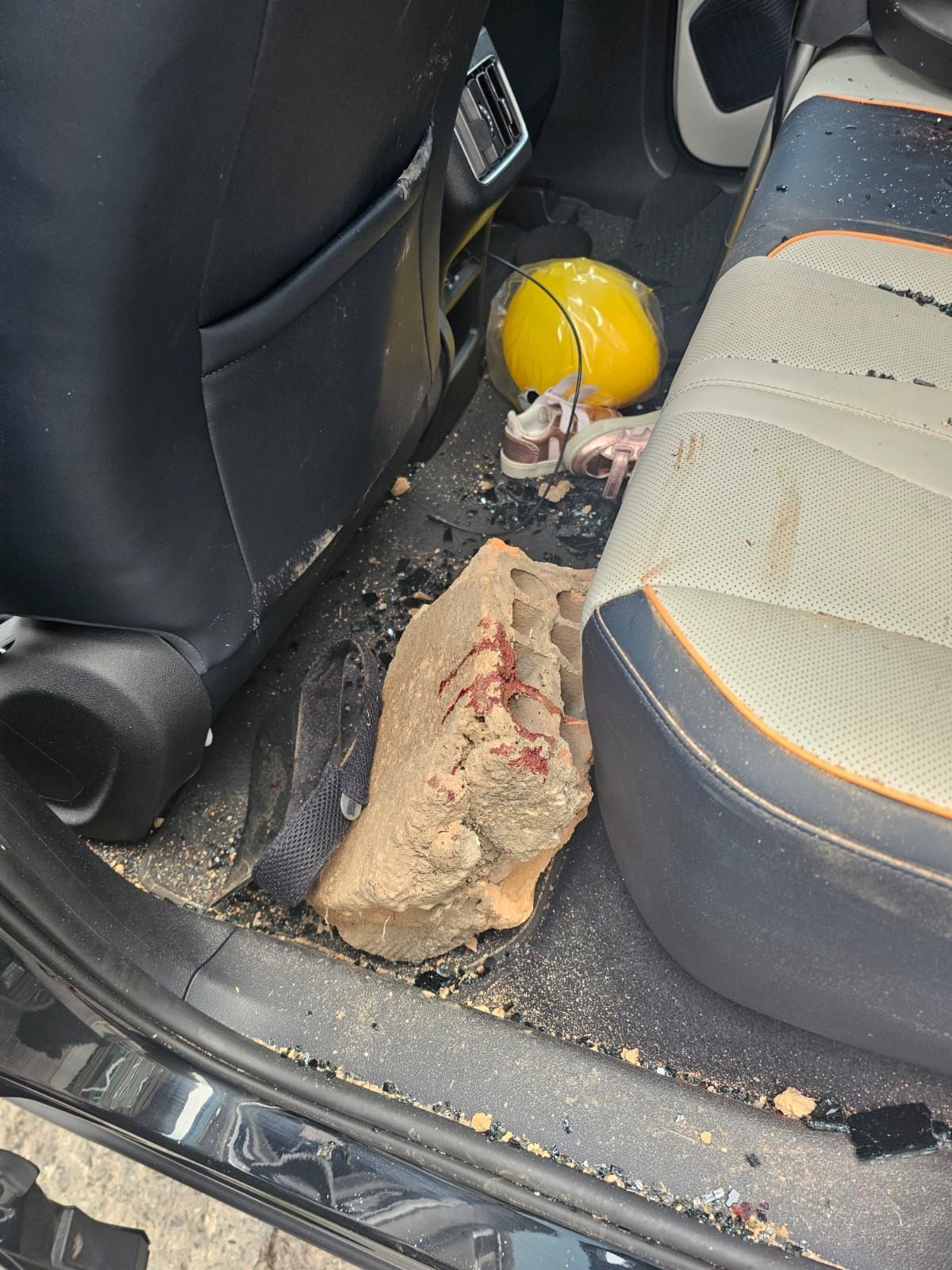 Mulher atingida por tijolo está no CTI e agradecida por pedra não ter atingido a filha