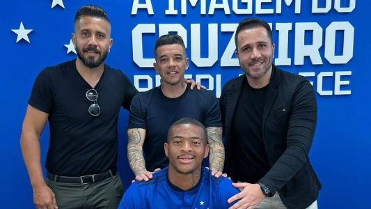 Pedrão assinou o novo contrato na Toca da Raposa II