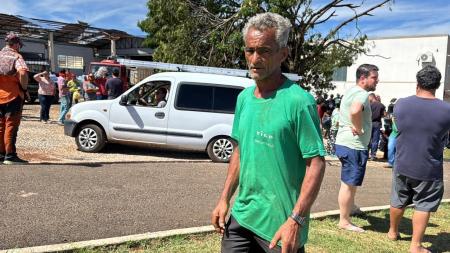 O pedreiro Domingo Lima de Souza relata que durante o tornado saiu correndo para ajudar a mãe, de 90 anos.