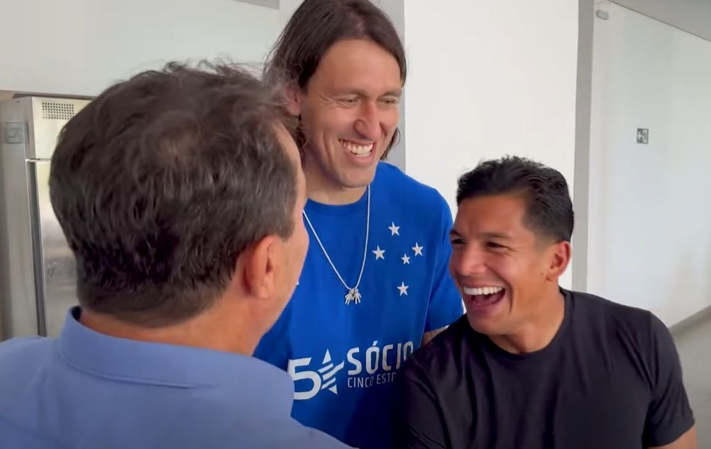 Voo de jatinho e encontro com elenco: bastidores do 1º dia de Cássio no Cruzeiro