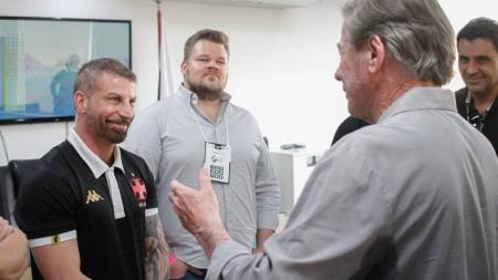 Pedrinho com Jorge Salgado, à frente, e com o CEO do Vasco, Lucio Barbosa