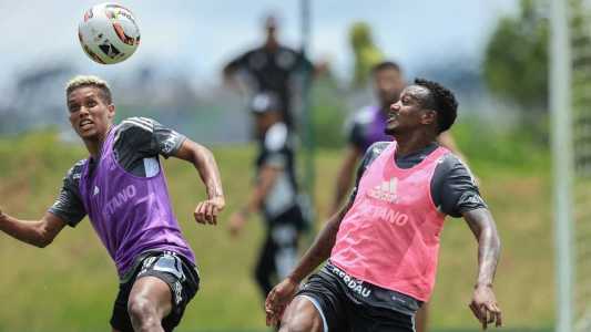 Pedrinho e Edenilson disputam bola em mais um dia de atividades na Cidade do Galo