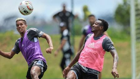 Pedrinho e Edenilson disputam bola em mais um dia de atividades na Cidade do Galo
