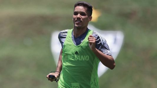 Pedrinho faz trabalhos físicos para voltar a atuar pelo Atlético