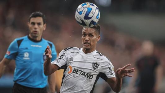 Pedrinho foi titular na partida contra o Athletico-PR e deixou o campo lesionado