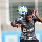 Em alta no Atlético, Pedrinho projeta time 'dono das ações' contra o Inter 