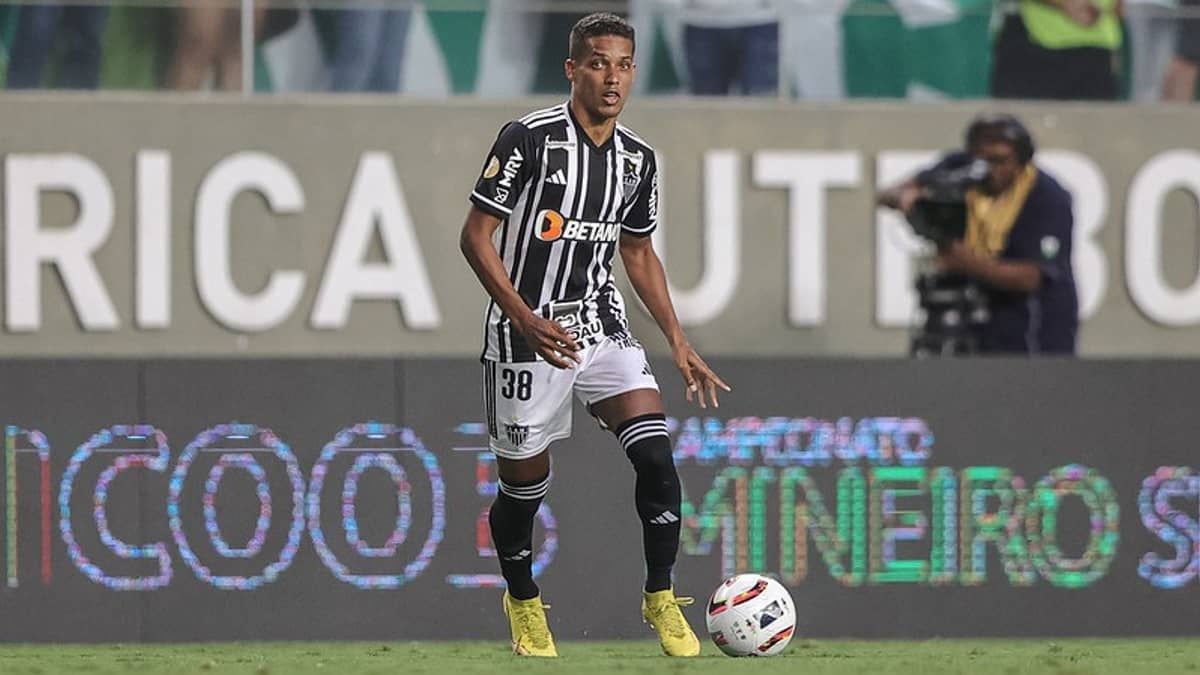 Atlético negocia permanência de Pedrinho até o fim da temporada