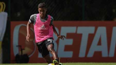 Pedrinho pode renovar com o Atlético