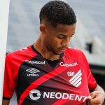 Athletico-PR afasta lateral citado por MP em esquema de apostas