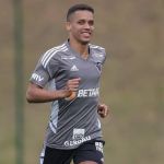 Atlético oficializa renovação de Pedrinho por mais um ano