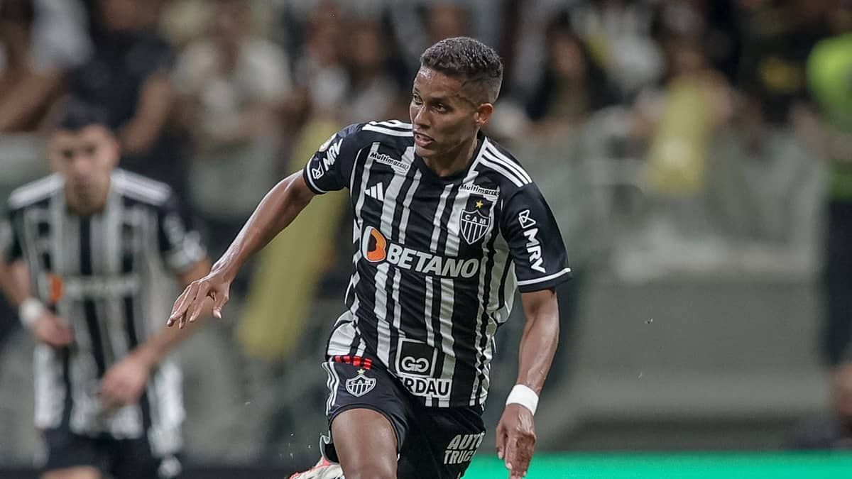 Titular em todos os jogos na Arena MRV, Pedrinho destaca apoio no Atlético