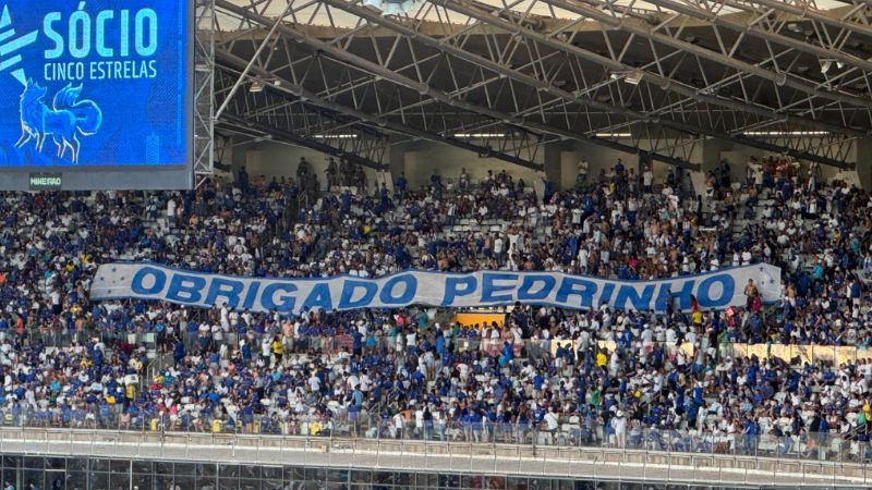 'Obrigado, Pedrinho': torcida do Cruzeiro exibe faixa em jogo contra o Vitória