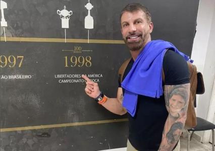 Após o triunfo por 2 a 1 desta quarta-feira, em jogo válido pela Primeira Liga, no Mineirão, o auxiliar técnico Pedrinho pediu apoio da torcida ao treinador.