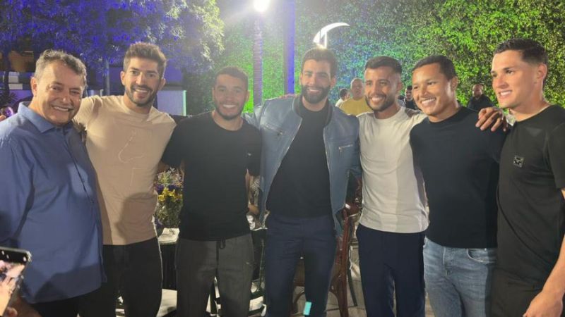 Com presença de Gusttavo Lima, Pedrinho promove festa para jogadores do Cruzeiro; veja fotos